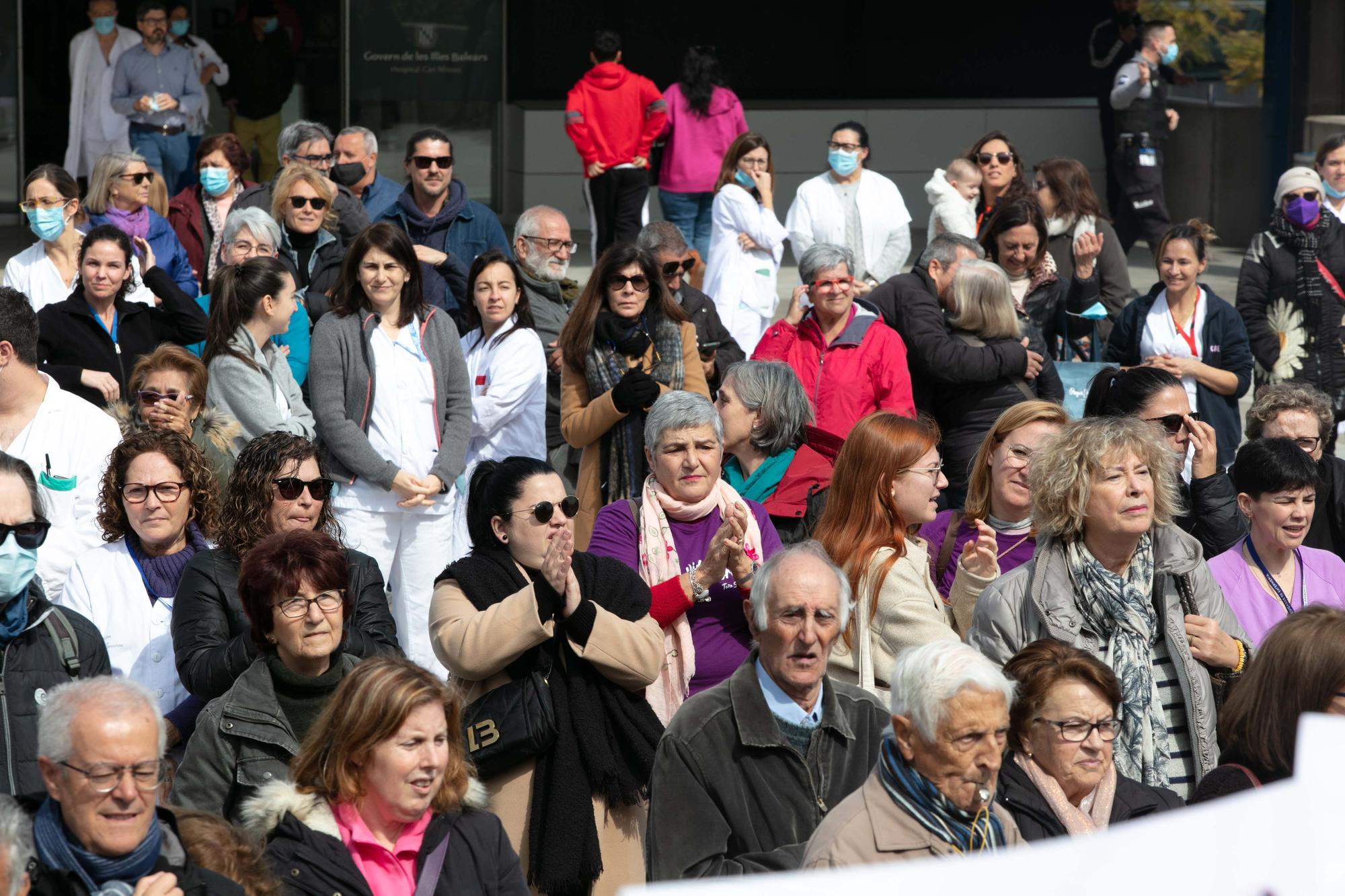 Galería de imágenes de la concentración por la falta de médicos en Ibiza
