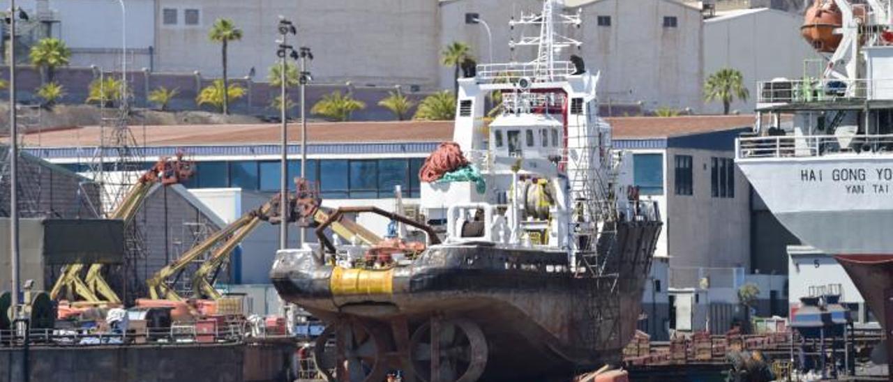 El ‘Breath’, varado en el astillero Repnaval-Zamakona del Puerto de Las Palmas. | | ANDRÉS CRUZ