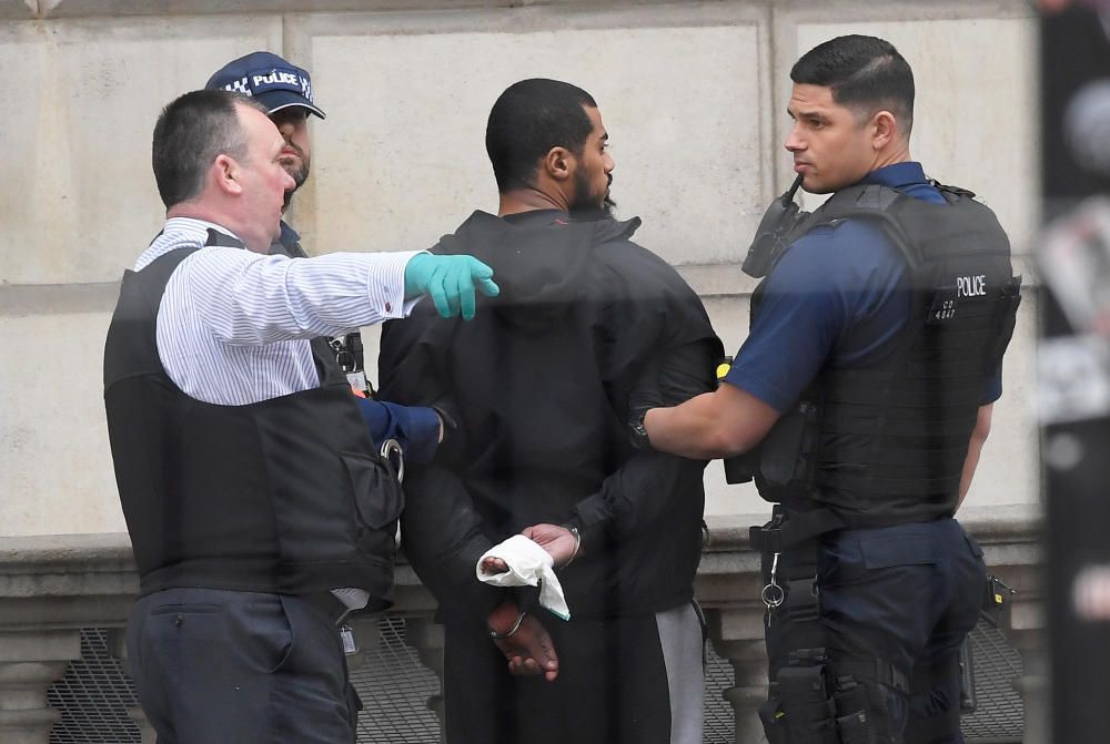 Un detenido en Londres que portaba dos cuchillos junto a Downing Street