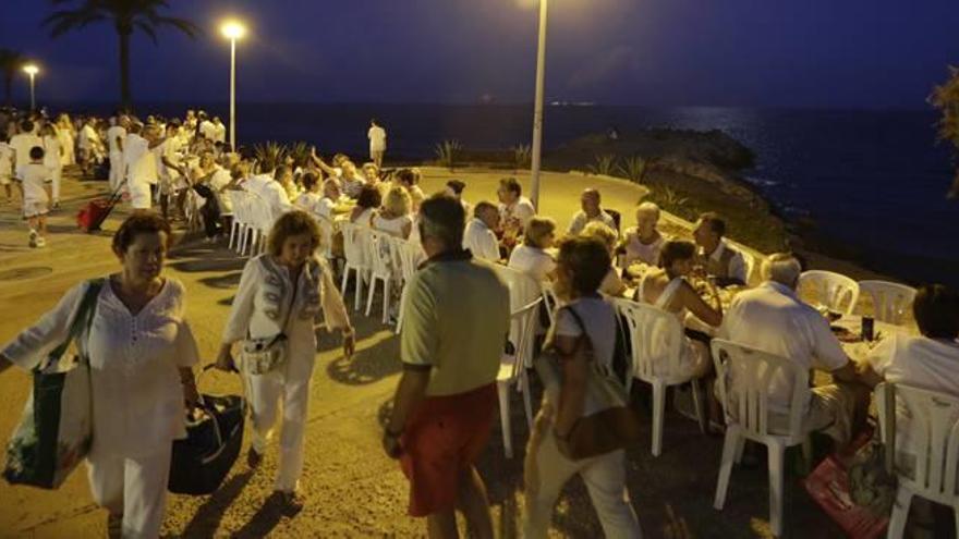 La cena de la luna llena hoy en Santa Pola congregará a miles de participantes