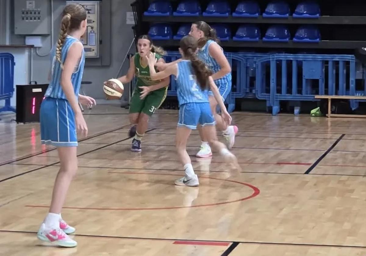 Una jugadora del CB S´Olivera, rodeada de jugadoras rivales.