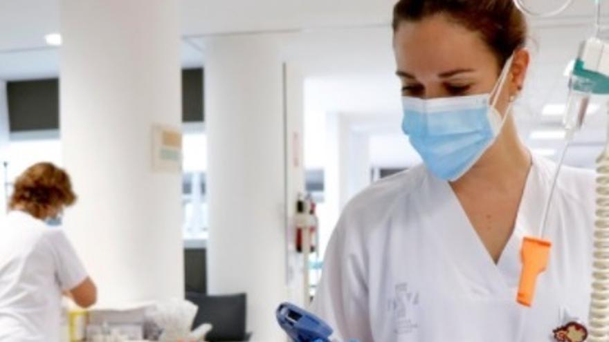 Una sanitaria en un hospital.