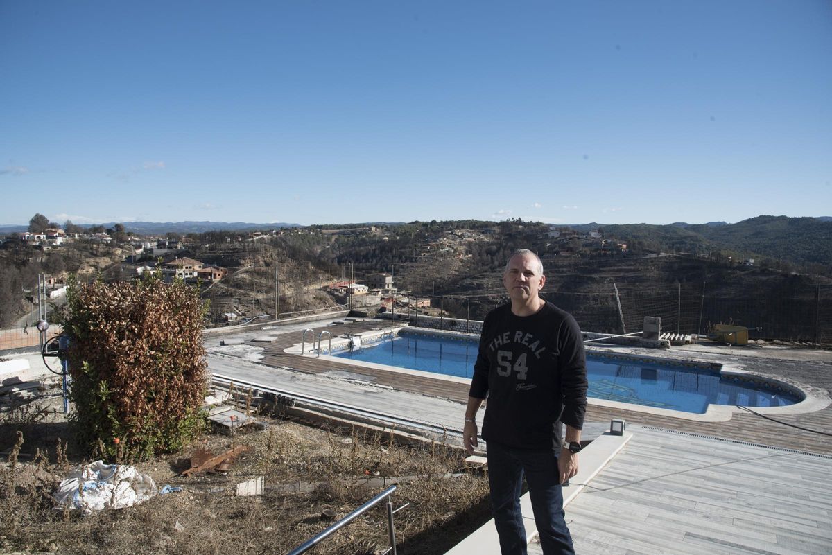 Almirall a la part exterior de casa seva, afectada pels incendis