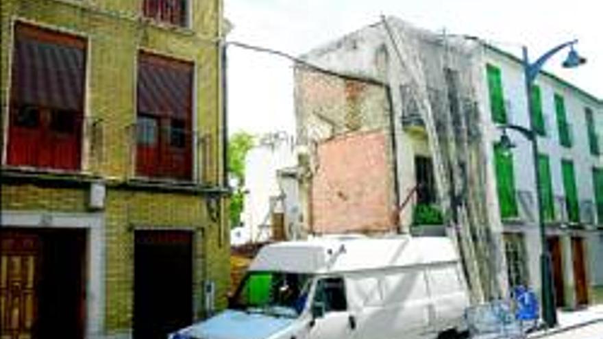 La parte trasera de una vivienda de Priego se derrumba al ceder un pilar de la estructura