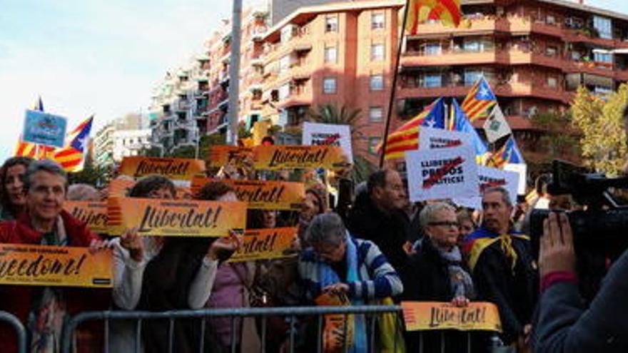 Una càmera de televisió grava un grup de participants a la mobilització procedents de Celrà (Gironès)