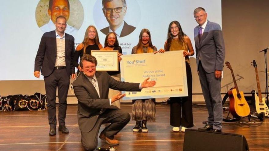 La Fundación ‘la Caixa’ impulsa el proyecto de cuatro alumnas para evitar el desperdicio de agua en la ducha