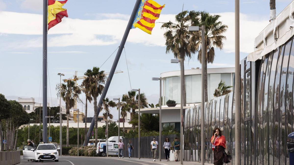 Passejant per la Marina de València, divendres passat, en cos de camisa, amb fort vent de ponent
