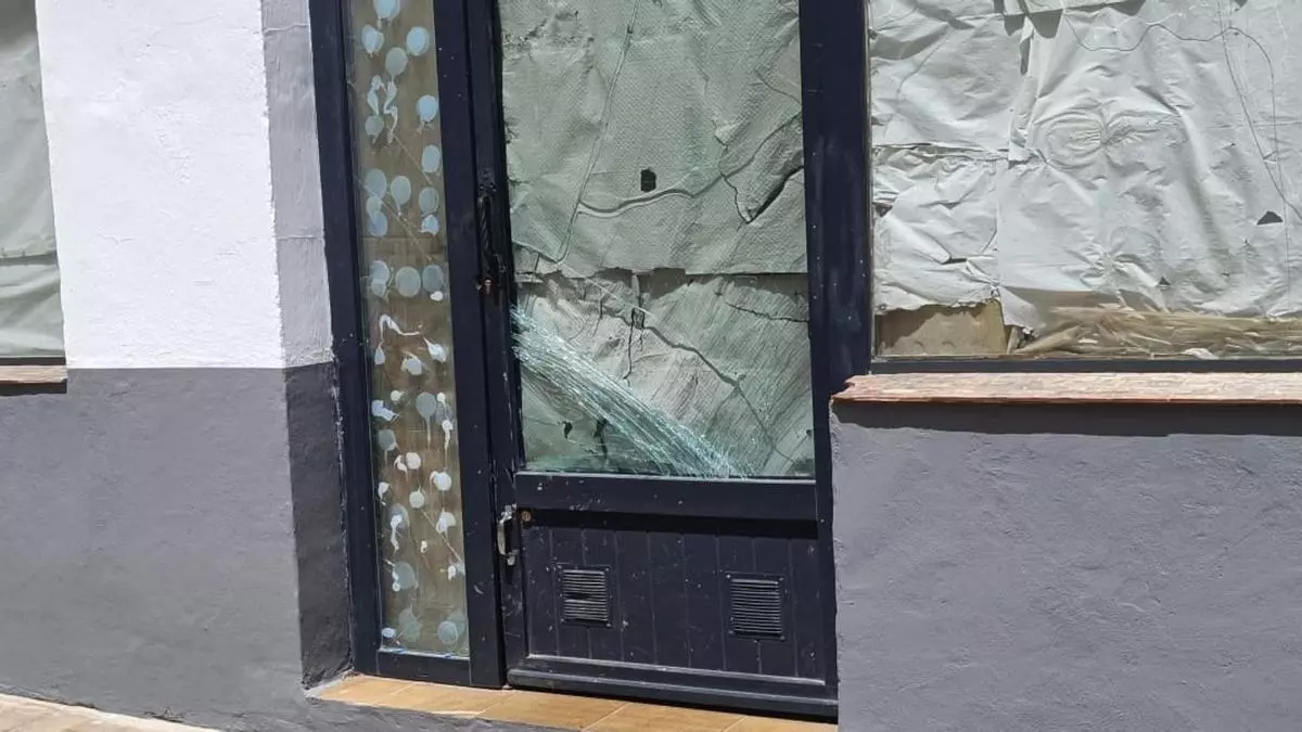 Destrozan la puerta de cristal del almacén del restaurante Serendipity de Mérida para robar