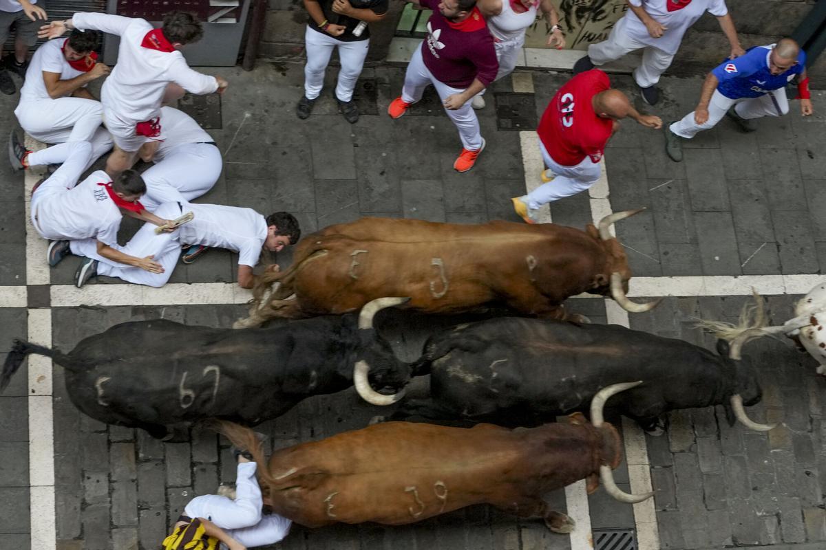 Veloz encierro de Álvaro Núñez con los toros liderando la carrera.