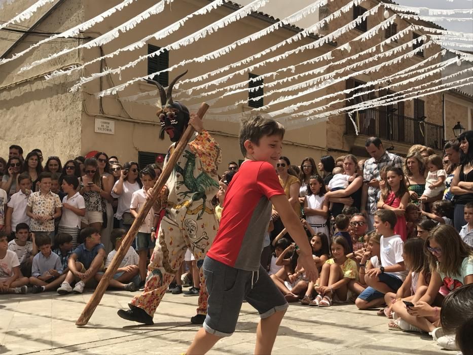 Los 'Cossiers' de Algaida tumban al 'dimoni' tras la misa en honor a Sant Jaume