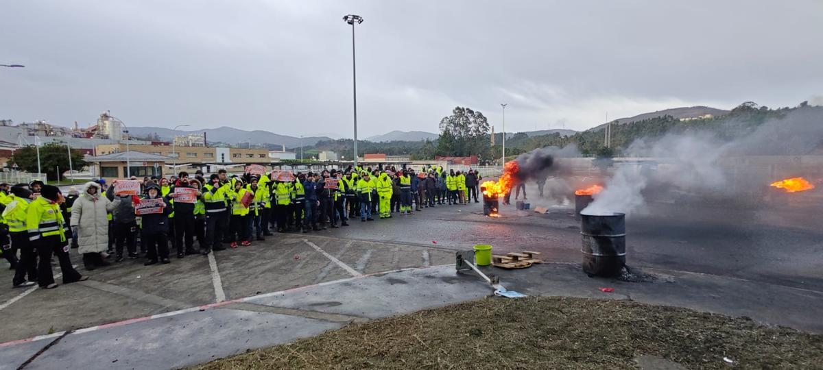 Trabajadores frente a la fábrica, este viernes.