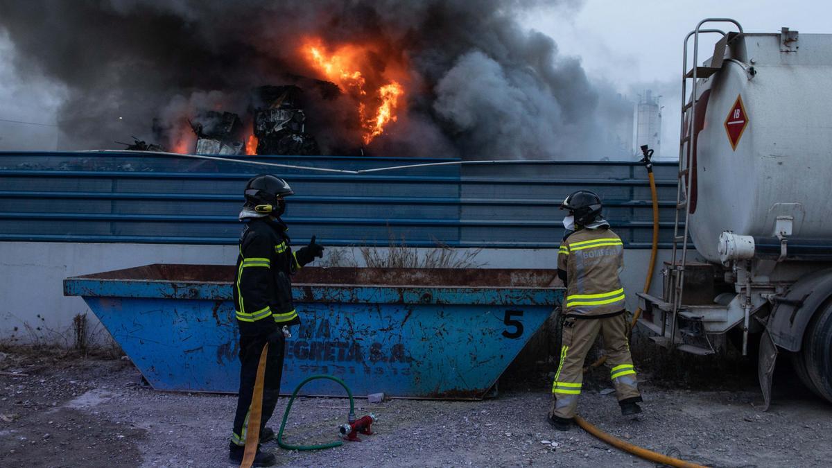 Declarado un fuego en el desguace de Ca Na Negreta