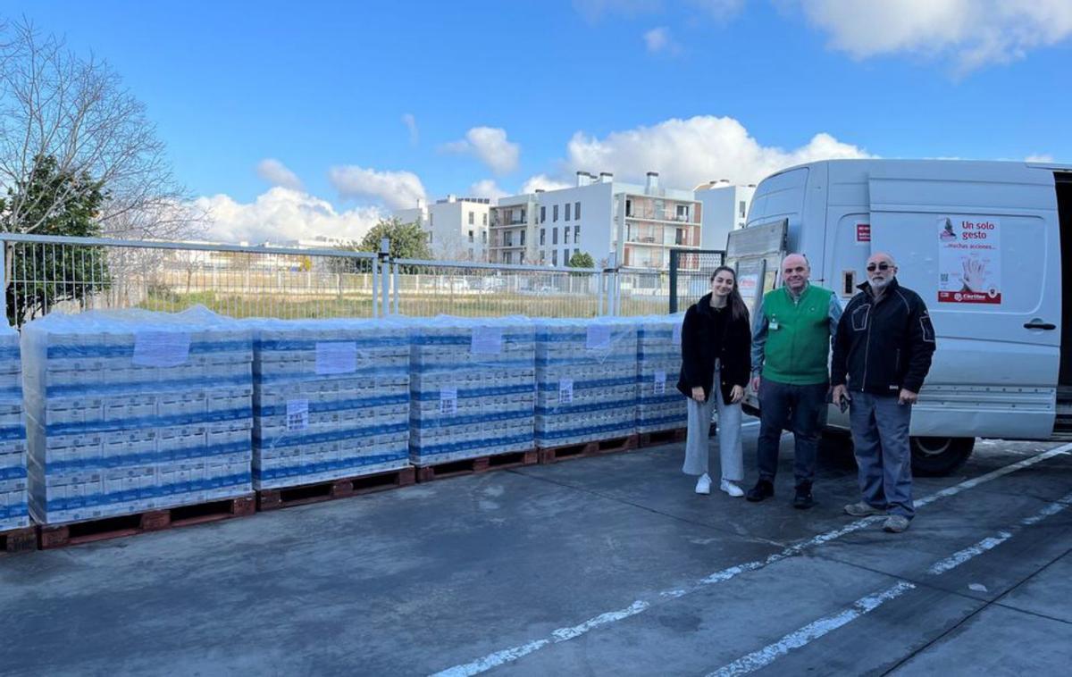 Entrega de las seis toneladas de leche a Cáritas Eivissa. | MERCADONA
