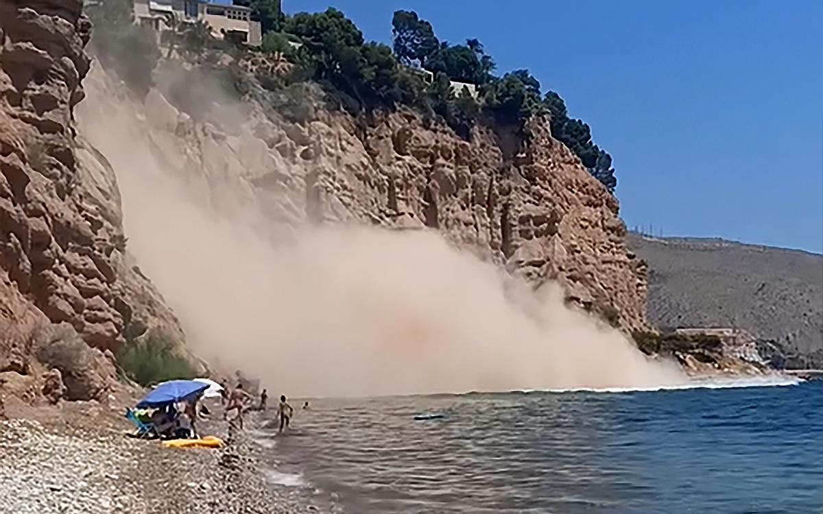 Desprendimiento de rocas en la playa de La Solsida, en Altea