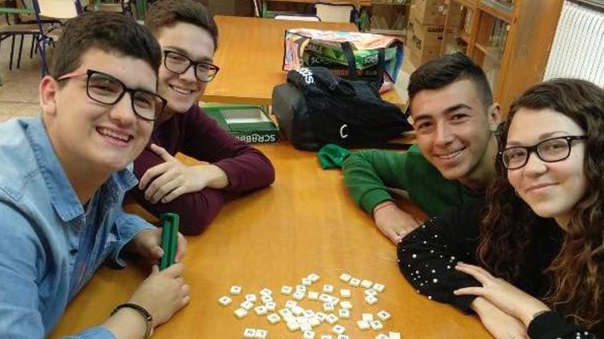Els equips d´scrabble dels instituts públics álvaro Falomir d´almassora i gilabert de  Centelles de Nules brillen a Barcelona