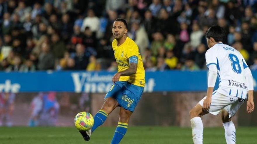 Jonathan Viera da un pase por alto ante la presión de Gaku Shibasaki, centrocampista del CD Leganés, el pasado 18 de febrero en Butarque. | | LOF