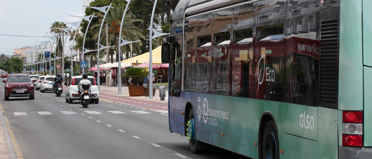 Autobús público en Ibiza.