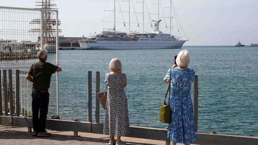 El crucero de lujo, Wind Surf atraca en el Puerto de Málaga