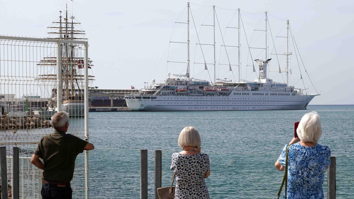 El crucero de lujo Wind Surf atraca en el Puerto de Málaga