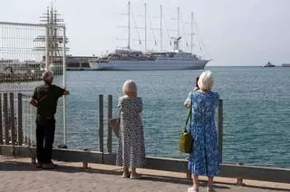 El crucero de lujo, Wind Surf atraca en el Puerto de Málaga