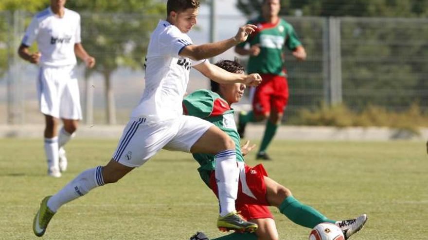 Fran Sol disputa un balón con un defensa del Trival Banderas, de la Tercera División madrileña.