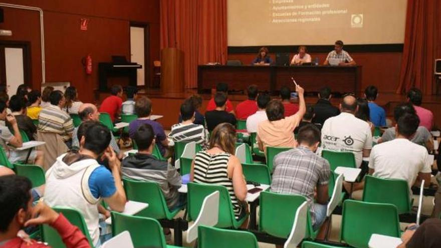 Alumnos y jóvenes titulados en la conferencia de Jürgen Claus, ayer, en Vigo. / de arcos