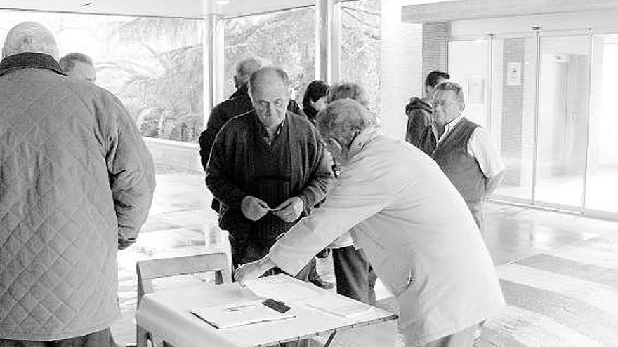 Usuarios del hospital, firmando en la mesa dispuesta por la plataforma.