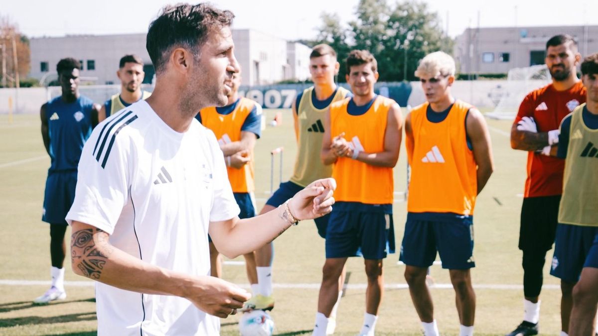 Cesc Fàbregas, el técnico del Como italiano, da órdenes a sus jugadores durante esta pretemporada. Cesc Fàbregas, el técnico del Como italiano, da órdenes a sus jugadores durante esta pretemporada.