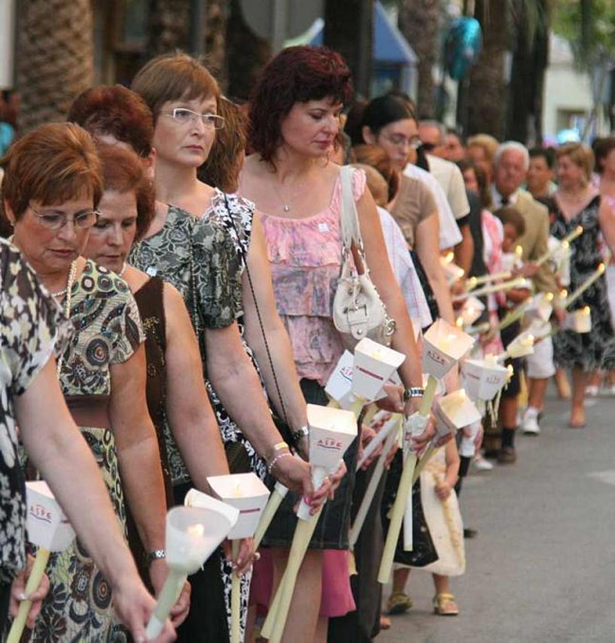 Miles de aspenses arropan a la Virgen de las Nieves durante la Salve