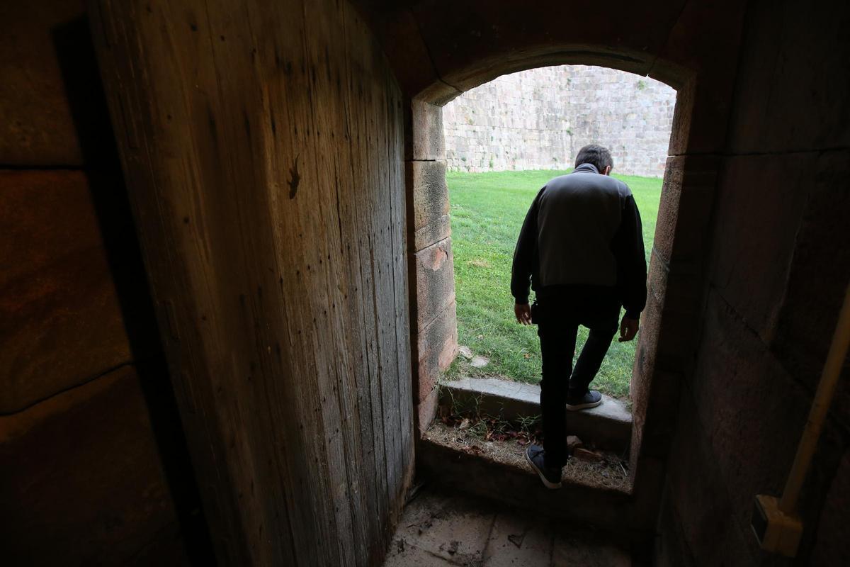 Salida inferior de la escalera por la que bajó el 'president', la poterna del baluarte de Santa Amàlia.