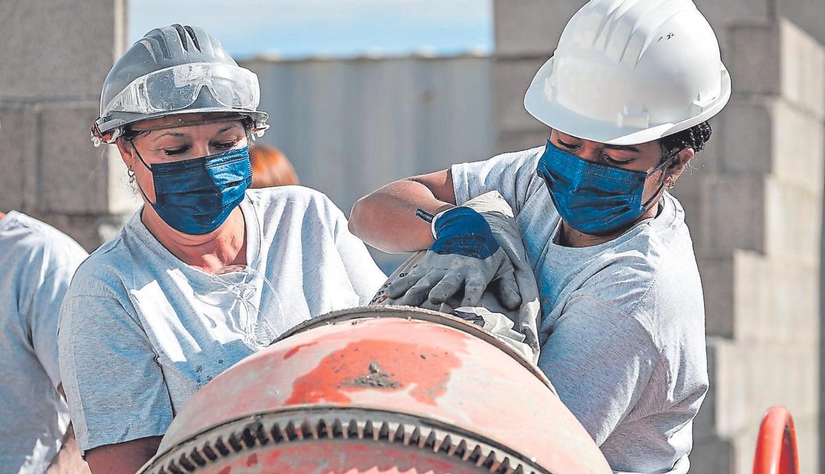 Dues dones treballant en la construcció d’un edifici
