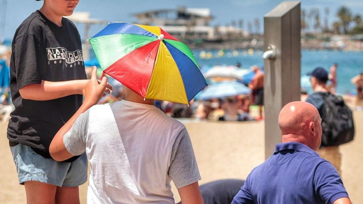 Turistas la pasada Semana Santa en la playa de Los Cristianos.