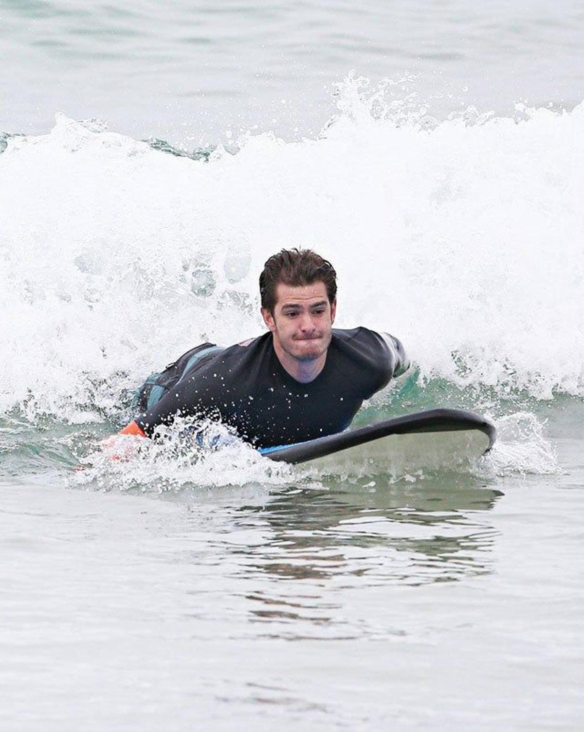 Andrew Garfield hace surf por una buena causa