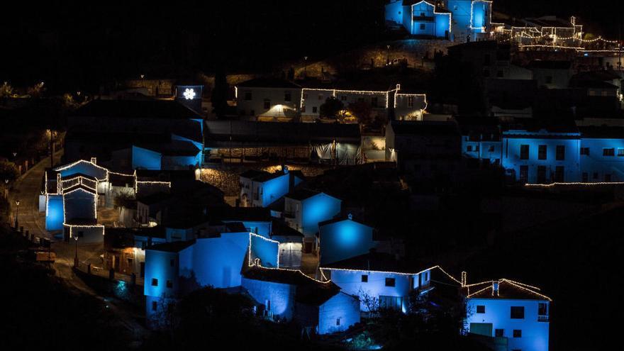 Las casas azules de Júzcar están iluminadas con motivos navideños desde el pasado 3 de diciembre.