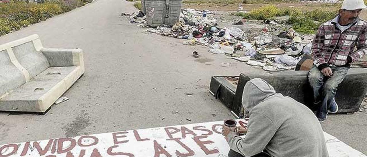 Los habitantes de Son Banya pintaron un cartel para prohibir el paso al poblado al inicio del confinamiento.