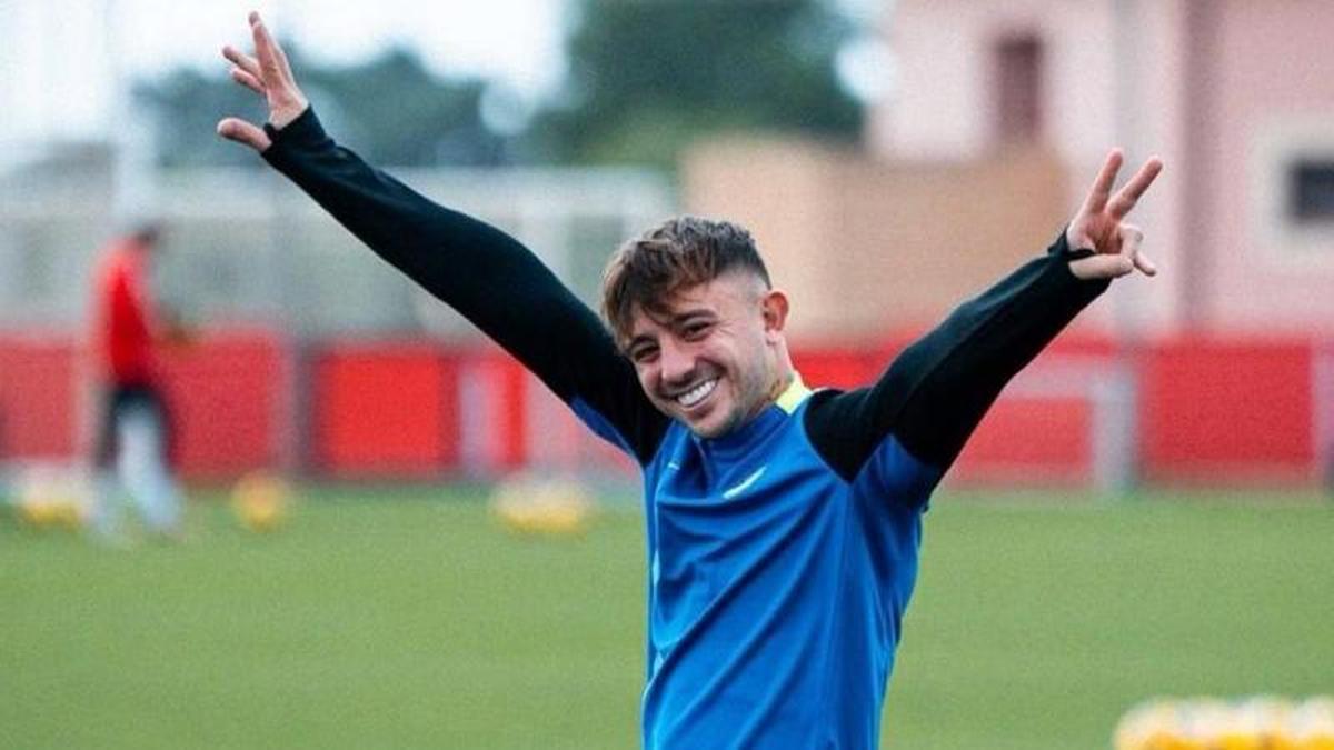 Pblo Maffeo celebra la victoria del Barcelona al Madrid en Son Bibiloni.