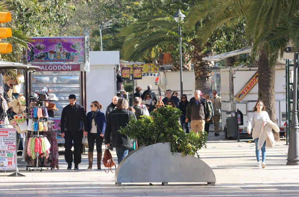 El Ayuntamiento de Málaga adopta medidas de seguridad tras el atentado de un camión en un mercadillo navideño en Berlín el pasado lunes.