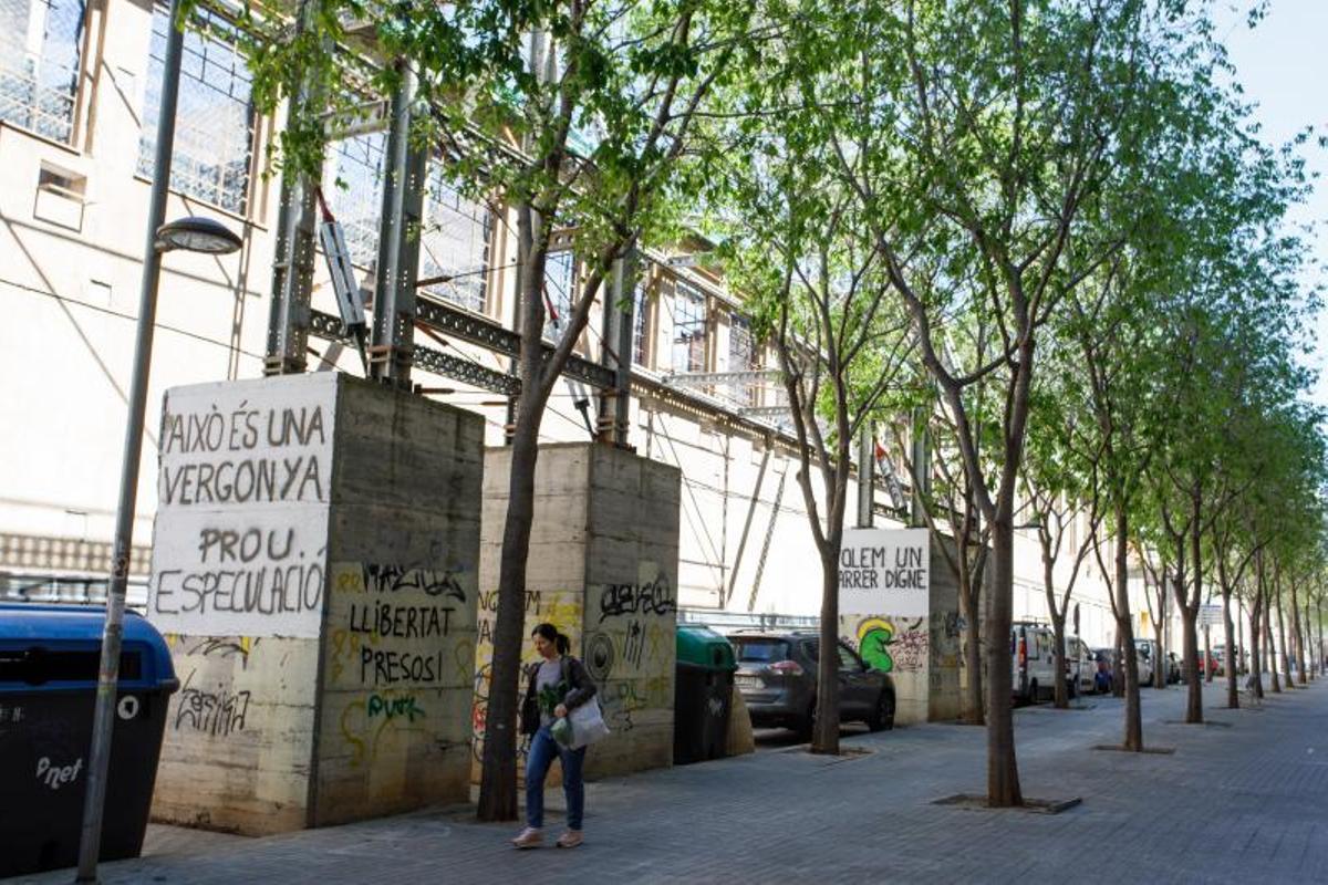 Los vecinos han puesto pancartas en la las calles afectadas de Sabadell reivindicando la &quot;ocupación de la vía pública&quot;