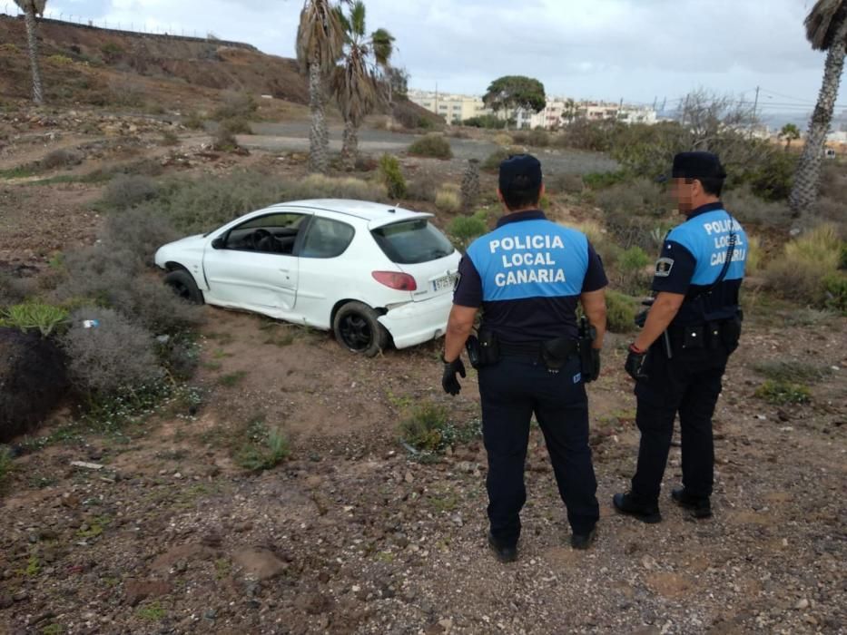 Un conductor se sale de la carretera en Las Coloradas