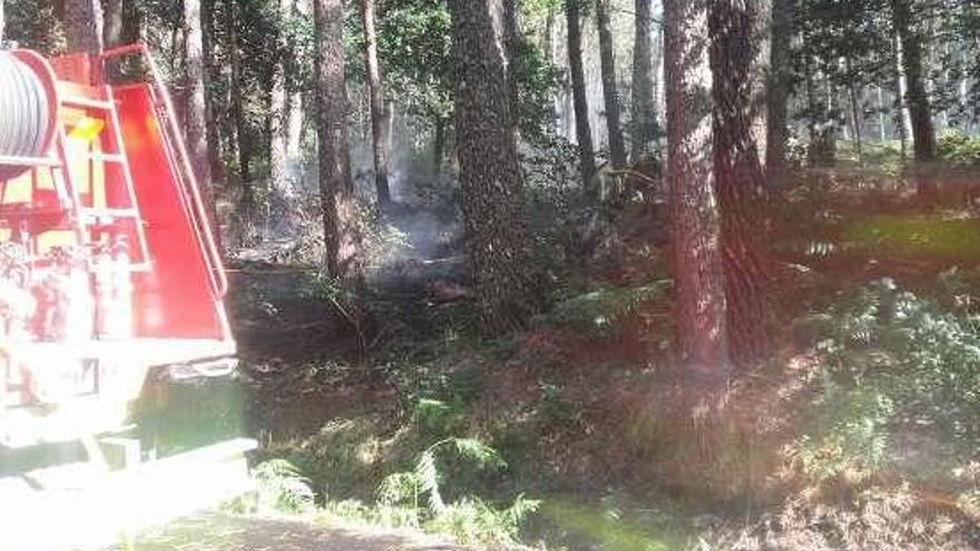 Un nuevo incendio en Aguións quema 1.300 metros de pinar