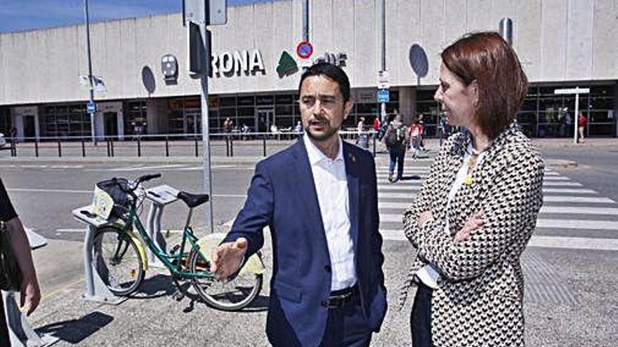 Damià Calvet i Marta Madrenas, al davant de l&#039;estació de tren de Girona, ahir al migdia.