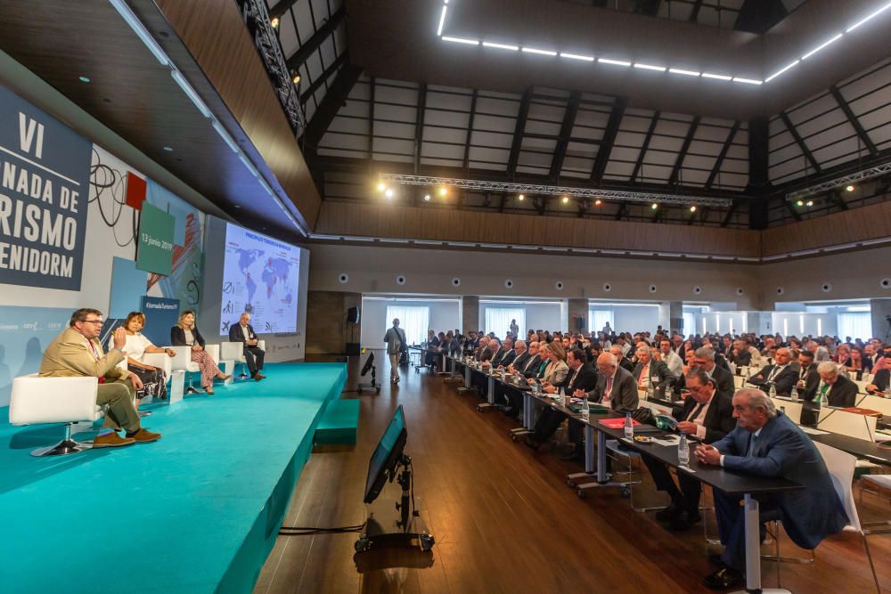 Más de 400 empresarios y directivos se dan cita en Benidorm para debatir sobre la marcha del sector en la sexta jornada sectorial organizada por las principales organizaciones de la Comunidad.