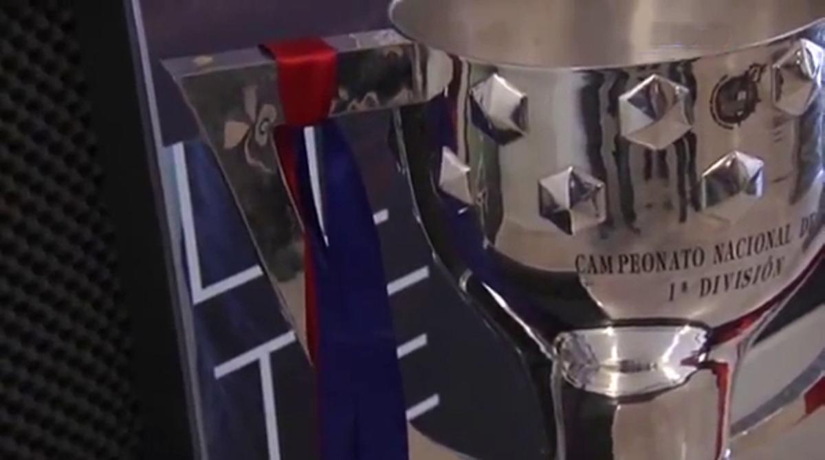 Els jugadors del Barça rebran el trofeu aquest diumenge, abans del partit contra el Valladolid.