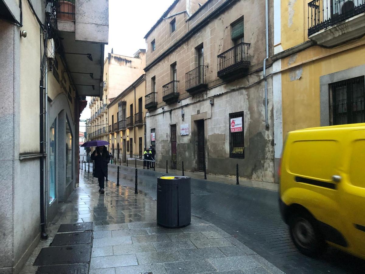La policía precintando el edificio.