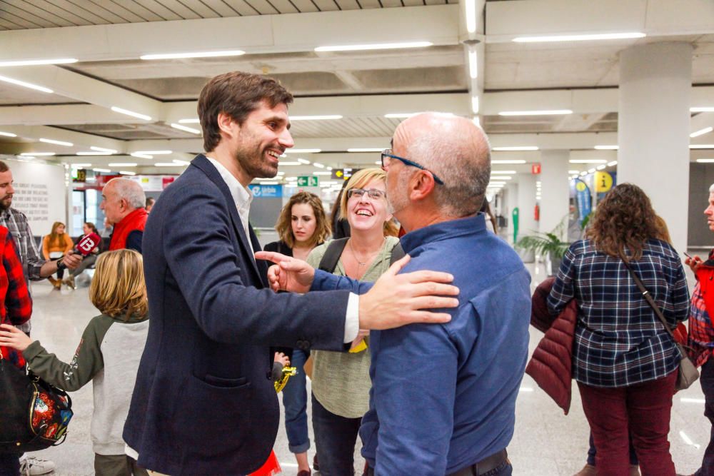 Decenas de familiares y amigos reciben a Cata Coll a su llegada a Mallorca