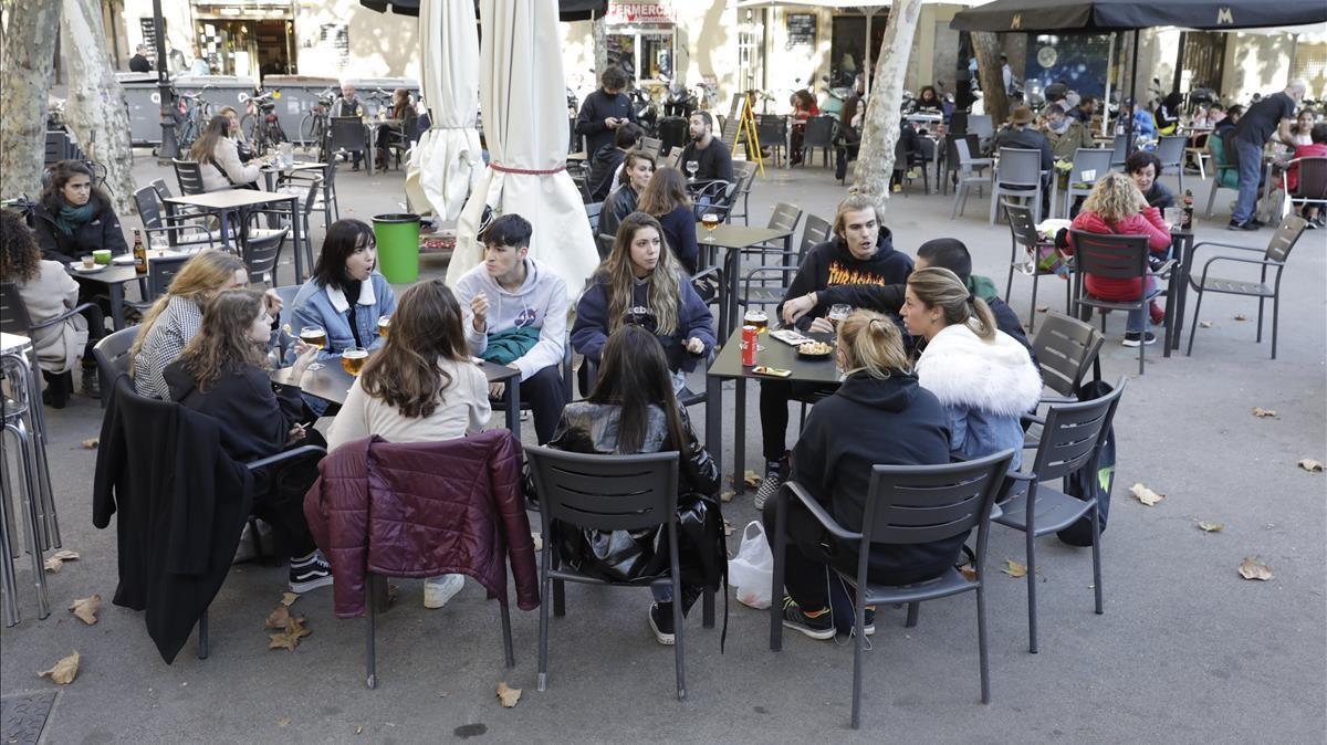 BARCELONA 23 11 2020  Terrazas abiertas en el primer dia de desescalada para evitar la propagacion del coronavirus Covid-19 En la foto terraza de la Placa de la Vila de Gracia FOTO de FERRAN NADEU