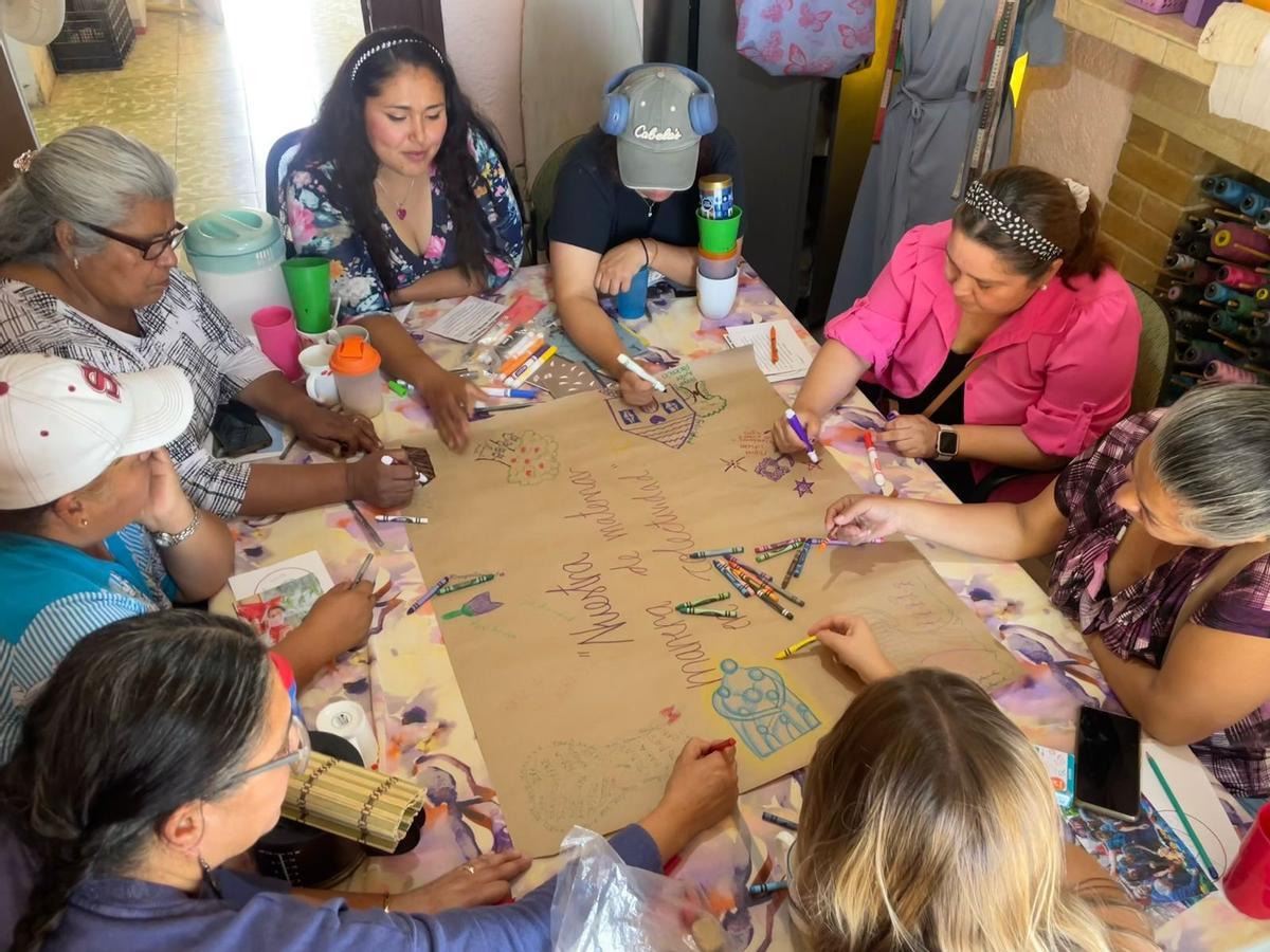 Taller de reflexión con mujeres en Mexicali, en el proyecto de voluntariado internacional de Escola Pia.