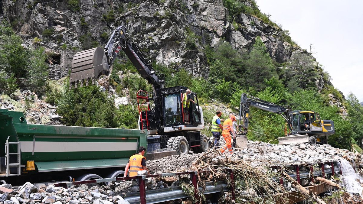 En imágenes | La DGA evacua a las personas aisladas en el Balneario de Panticosa y continúa trabajando en el arreglo de la carretera