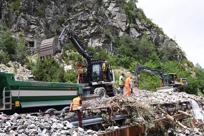 En imágenes | La DGA evacua a las personas aisladas en el Balneario de Panticosa y continúa trabajando en el arreglo de la carretera