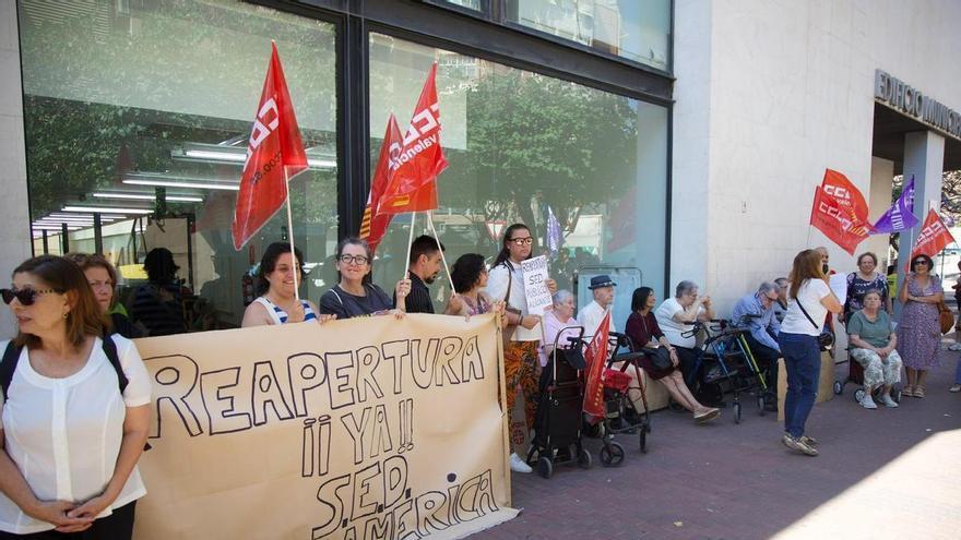 Concentración frente al antiguo centro de plaza América para reclamar al Ayuntamiento una alternativa asistencial